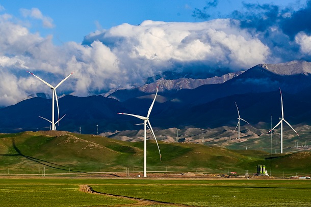 图为新疆电力新能源公司三台风电场