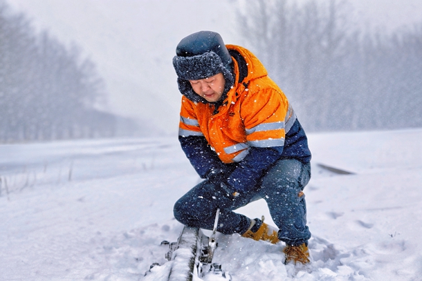 3.图为李长亮正在紧固钢轨绝缘螺栓
