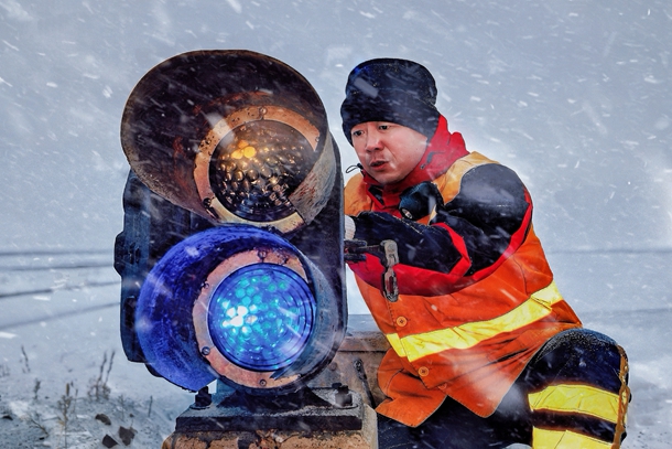 4.图为刘雁军正在检修信号机